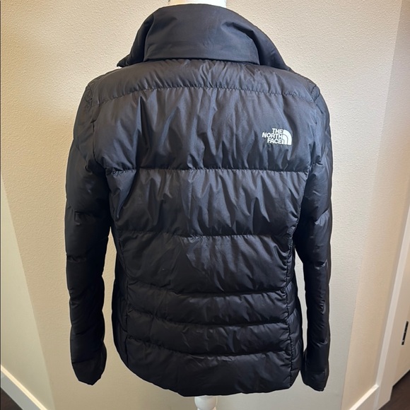 The North Face Women's Black Puffer Jacket, lightweight - Picture 4 of 7